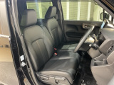 乗降がしやすい運転席。高さが調節できて小柄な方でも運転しやすいポジションをとることができます。