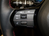 【ステアリングリモコン】ステアリングにオーディオ調節可能なスイッチが装備されていますので運転中でも視線をそらさずにオーディオの調節が可能です!