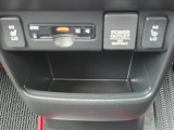 足元には便利なセンターロアボックスを設置。車内を整理しやすく、使い勝手の良さが魅力です。