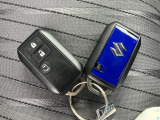 解錠・施錠、パワースライドドアの操作、ブルーの多機能なスマートキーをセットでご用意しました。