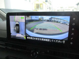 自車を真上から見下ろすように映し出すので周囲の状況が分かるアラウンドビューモニター搭載。フロントカメラとしても使用できます。車庫入れなど苦手な人の頼りになる助っ人です。