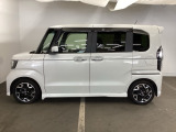 狭い駐車場でも、スライドドアならチャイルドシートへのお子さまの乗降や荷物の積載もスムーズ。とても便利な【両側電動スライドドア】ドアハンドを少し引くだけでリアドアが自動開閉します。
