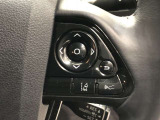 【ステアリングスイッチ】右です。ステアリングから手を離さず、運転に集中したまま手元でマルチインフォメーションディスプレイ内の表示切替などができます。