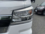 オートマチックハイビーム搭載。 先行車や対向車のライトを認識し、ハイビームとロービームを自動で切り替え、夜道の視界を確保します。
