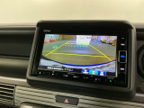 リバースギアに入れるだけで後方の表示へ切り替わります。夜間や雨の日の駐車も楽になりますよ。
