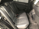 【後部座席】も当然、綺麗・清潔に仕上げております。内装の綺麗なお車は気持ちが良いですし、コンディションのいい車が多いです。これもオススメの1台です。