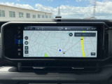 タッチスクリーンをタップするかスワイプするだけですべての機能を呼び出せます。Apple CarPlayおよびAndroid Autoに対応しスマートフォンとのシームレスな 連携も実現。さらに、USBポートを標準装備しています。
