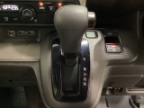 CVT車のセレクトレバーです。低速から高速まで、変速ショックのないスムーズな走りと、エンジン効率のよい領域を維持して燃費にも貢献します。サイドブレーキはスイッチ操作の電子制御パーキングブレーキです。