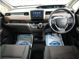 運転にかかわる様々な操作を安全に行えるように視点移動が少なく、操作性に配慮されたスイッチ類が凝縮されたコクピットです。