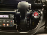 CVT車のセレクトレバーです。低速から高速まで、変速ショックのないスムーズな走りを実現するとともに、エンジン効率のよい領域を維持することで燃費にも貢献します。