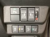 両側電動スライドドアは運転席から操作ができるよう、操作スイッチが付いています。Hondaセンシング用のVSA(ABS+TCS+横滑り抑制)解除と路外逸脱抑制機能などのスイッチがあります。