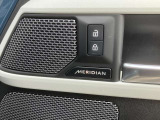 【MERIDIANサウンドシステム】精密なデジタル技術を用いて、車内で臨場感あふれるオーディオ体験を提供します。澄み渡った高音から迫力ある重低音まで鮮やかに再生します。