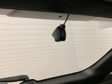 後方にもドライブレコーダーのカメラが付いています。前後両方でお車の周りを監視・記録いたします。