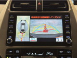 真上から見下ろしたような視点で車とその周囲を確認出来る画面と、車両後方を映し出すバックモニター画面の2つを表示してくれます。