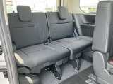 サードシートもスライドしますので荷室や足元の広さ調整ができます。