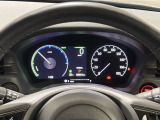 ハイブリット車専用のメーターです。右側の大型スピードメーターに加え、ステアリングスイッチを使って左のマルチインフォメーション・ディスプレイで燃費や動力伝達などの情報が見れるようになっています。
