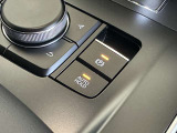 【電動パーキング(EPB)】の採用。 ボタンひとつの操作で十分な制動力を確保。またアクセルを踏むことで、パーキングブレーキを自動解除できて非常に便利です。