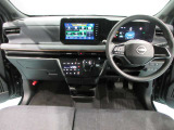 使いやすく安全な操作性と良好な視界を実現した運転席