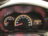 昼間でも見やすいオプティトロンメーターです。運転席前に配置し、フードを低く抑えることで運転中の視界の邪魔にならないので、視界も良好です!