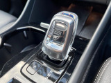 【オレフォス社製クリスタル・シフトノブ】高い存在感を放つクリスタルのシフトノブはボルボPHEV車のみに装備される特別なアイテム。スウェーデン南部のクリスタルガラスメーカー、オレフォス社による製造。
