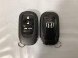 スマートキーを装備しています。鍵を差し込むことなくドアロックの開け閉めと、スタートボタン操作でのエンジンスタートができます。ボタン操作でトランクが開けられる電動テールゲートのボタンもついています。