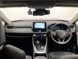 シンプルながら機能性あふれる運転席廻りです。視界性もよく、運転しやすいですよ。