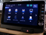CD、DVD、Bluetooth、AM、FM、AUX、スマートフォン接続ができます。