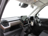 ダイハツのお店では、ダイハツ車を知り尽くしたプロフェッショナルが、専用の診断機器を使って各システムを点検しております。