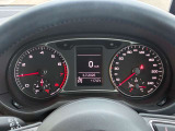 ドイツ車には特徴があり、メーターのメモリに一部色がついています。これはドイツでは推奨速度という考えがあるためです。安全で快適に走る際に適している速度を指しています。
