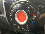 【オートエアコン】一度お好みの温度に設定すれば、車内の温度を検知し風量や温度を自動で調整。暑い&hellip;寒い&hellip;と何度もスイッチ操作をする必要はありません。快適な車内空間には必須の機能ですね♪