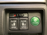 リアドアは乗り降りに便利な両側電動スライドドアです。また運転席に座っていながらスイッチ操作で自在にスライドドアを開け閉めできます。