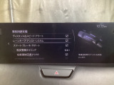 カメラが車線を認識してはみ出しそうになるとステアリングアシストが介入するレーン・キープ・アシストシステムを装備しております。お好みで作動・非作動の設定も可能です。