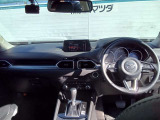 インパネの様子。運転席はコクピットをイメージ。逆に助手席はより広く感じられるような配置に作られています。