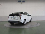 高級車の定番「ダブルウィッシュボーン式」のリヤサスペンションを採用。質感に優れた、心地よい乗車感を実現しています。
