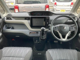 ブラック基調のカラーセンターメーター!クールなインパネ!運転席側に【インパネアッパーボックス】増設。