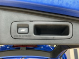 お好みの位置で止められるメモリー機能付の電動リアゲートです!後ろが狭い駐車場でもスムーズに荷物を積めて、さらに背が低い人の手がムリなく届く高さで止めることも可能です!