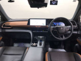 ディスプレイや操作スイッチを水平に集約、運転中の視線移動や動作を最小化できるようなレイアウトになっています。ドライバーは運転に集中でき、一緒に乗る方は心地よく移動を楽しめる空間となっています。