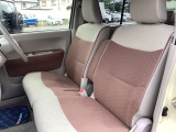 フロントシートはベンチシートで広々としています。運転席と助手席にシートヒーターが付いています。