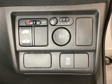 左側電動スライドドアは運転席から操作ができるよう、操作スイッチが付いています。VSA(ABS+TCS+横滑り抑制)解除などのスイッチも装備しています。