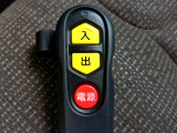 リモコン付き。スロープを出せば車椅子を乗せることができます。電動で引っ張れますので安心です。