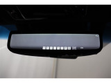 車両後方カメラの映像をインナーミラー内のディスプレイに表示します。前後方録画機能付き。