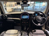 飛行機のコックピットをイメージしたデザイン☆運転も楽しくなります!