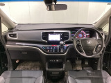 車内は光触媒抗菌消臭施工済です。インパネ周りはスタイリッシュなデザインで機能や装備も充実しています。グローブボックスやカップホルダーのほかにトレーなどたくさんの収納スペースが付いています。