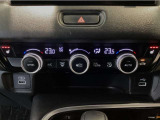 オートエアコンは左右席で独立温度コントロールが可能です。運転席はキンキンに冷やして助手席はマイルドにと言った設定が可能です☆暑さ寒さでケンカすることもなくなりますね♪
