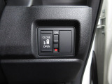 片側電動スライドドア。荷物で手が塞がる時など簡単にドアの開閉が出来ます。何より力いらずで開閉OK。女性やお年寄りにも優しい。電動機能はOFFにもできますから元気なお子様の駆け出しも安心。