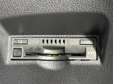 【ETC】有料道路を利用する際に料金所で停止することなく通過できる、ETC車載器(ノンストップ自動料金収受システム機器)が装備されています。セットアップを行うことで利用可能になります。