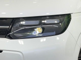 【LEDヘッドライト】悪天候や夜間走行時も良好な視界を確保し安心して運転できる高輝度LEDヘッドライトを装備!点灯速度が早く、消費電力も抑えられています。