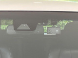 【プリクラッシュセーフティ】前方の車両等を検知し、衝突しそうな時は警報で注意を促し、ブレーキを踏む力をサポート。ブレーキを踏めなかった場合は衝突被害軽減ブレーキが作動、衝突回避をサポートします。