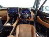 ウッド調と革巻きステアリングで快適な操作性の運転席です。