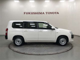 【まるごとクリーニング】シートを取り外し、車内を徹底洗浄。隅々まで丁寧に仕上げています。